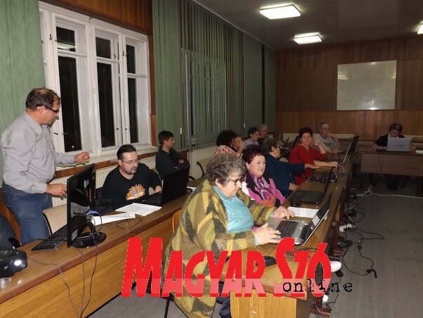 A Topolyai Termelők Egyesületének tagjai informatikai képzésen (Szabó Anikó felvétele) A Topolyai Termelők Egyesületének tagjai informatikai képzésen (Szabó Anikó felvétele)