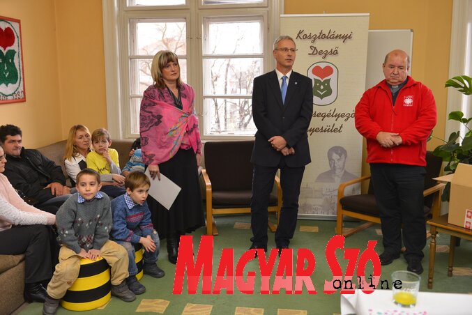 Soltész Miklós  a Kosztolányi Dezső Diáksegélyező Egyesületbe is ellátogatott