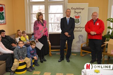 Soltész Miklós  a Kosztolányi Dezső Diáksegélyező Egyesületbe is ellátogatott