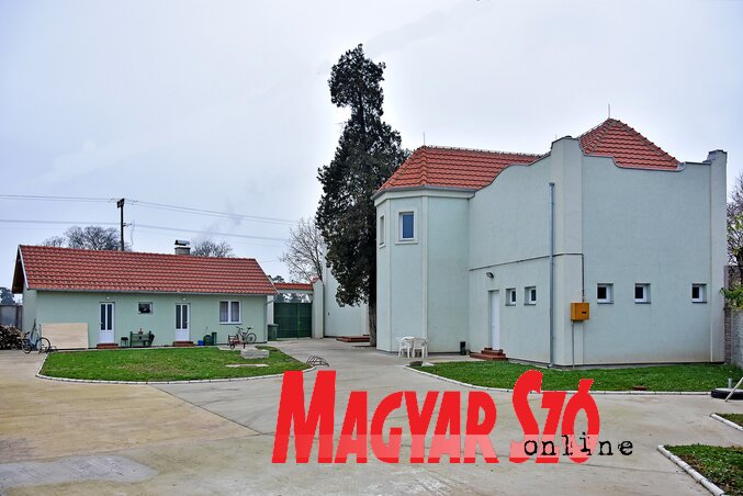 A Tiszagyöngye székháza az udvar felől (Gergely Árpád felvétele) A Tiszagyöngye székháza az udvar felől (Gergely Árpád felvétele)