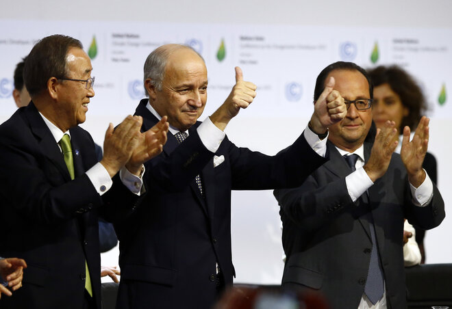 Ban Ki Mun ENSZ-főtitkár, Laurent Fabius francia külügyminiszter és François Hollande francia államfő ünnepli az egyezmény elfogadását (Fotó: Beta/AP) Ban Ki Mun ENSZ-főtitkár, Laurent Fabius francia külügyminiszter és François Hollande francia államfő ünnepli az egyezmény elfogadását (Fotó: Beta/AP)