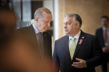 Orbán Viktor  Recep Tayyip Erdoğannal beszélget (Fotó: MTI/Miniszterelnöki Sajtóiroda)
