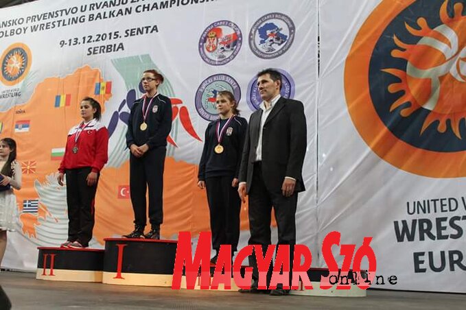 A lányok 62 kg-os kategóriájának dobogója, legfelül Nagy Fanni, balról mellette Barát Szandra (Gergely Árpád felvétele) A lányok 62 kg-os kategóriájának dobogója, legfelül Nagy Fanni, balról mellette Barát Szandra (Gergely Árpád felvétele)
