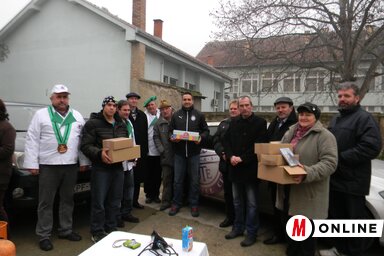 Bár a teljes adomány nem jutott át a határon, így sem jöttek üres kézzel a magyarországi jótékonykodók (Fotó: Fehér Rózsa)