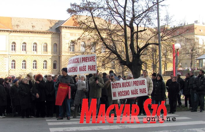 Hiábavalóak voltak a szőnyeggyáriak tiltakozásai