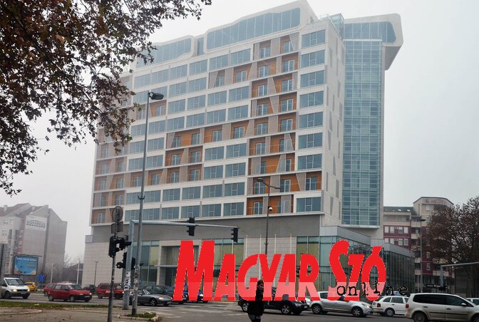 Évek óta üresen áll az Európa sugárút és a Futaki út kereszteződésénél felépített Holiday Inn szálloda. Jövőre új befektetők érkeznek, új nevet kap – a Crown Plaza luxushotelként fogadja majd vendégeit (Ótos András felvétele)