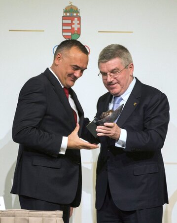 Thomas Bach, a Nemzetközi Olimpiai Bizottság elnöke (jobbról) egy kisplasztikát ad át Borkai Zsoltnak, a MOB elnökének a fennállásának 120. évfordulóját ünneplő Magyar Olimpiai Bizottság (MOB) ünnepi közgyűlésén (fotó: MTI)