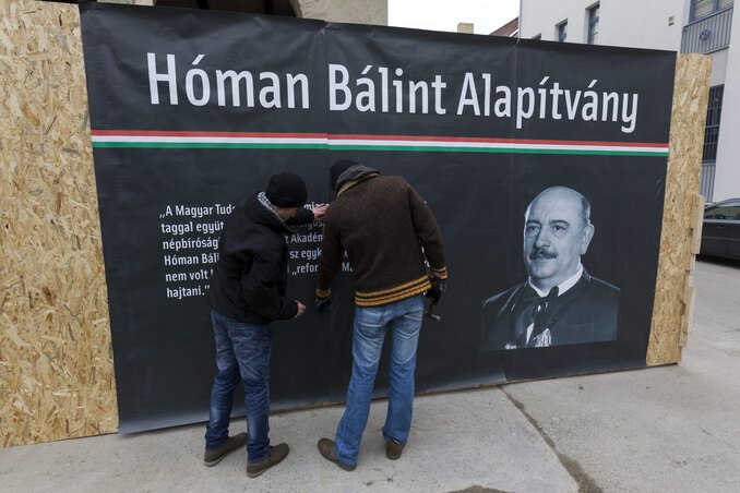 Molinó a székesfehérvári Vörösmarty Mihály Könyvtár épülete előtt, ahol a Hóman Bálint Alapítvány kuratóriumának elnöke bejelentette a Hóman-szobor felállításának szándékát (Fotó: MTI)