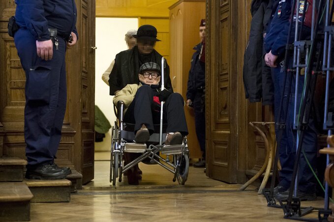 Biszku Béla kerekesszékben ülve érkezik a büntetőper tárgyalására (Fotó: MTI)