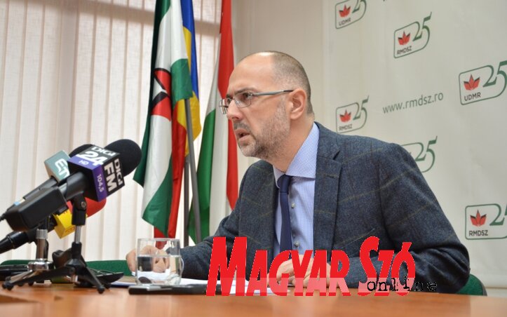 Kelemen Hunor a magyar összefogás lehetőségét firtató kérdésre válaszolva bejelentette, az RMDSZ jövőre is meghosszabbítja együttműködését a Magyar Polgári Párttal (MPP). Erről ma terveznek keretmegállapodást kötni Biró Zsolttal, az MPP elnökével. Megemlítette azt is: hétfőn Szilágyi Zsolttal, EMNP-elnökkel is találkozik (Oborocea Mónika felvétele)