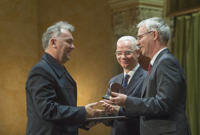 Negrea Constantin Dániel, a medgyesegyházai Román Nemzetiségi Önkormányzat tagja átveszi a Nemzetiségekért díjat Soltész Miklóstól, az Emberi Erőforrások Minisztériumának egyházi, nemzetiségi és civil kapcsolatokért felelős államtitkárától (j) és Balog Zoltántól, az emberi erőforrások miniszterétől (Fotó: MTI)