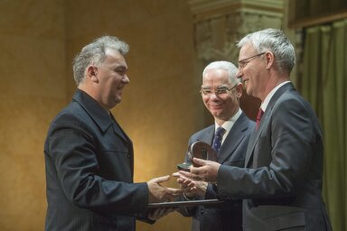 Negrea Constantin Dániel, a medgyesegyházai Román Nemzetiségi Önkormányzat tagja átveszi a Nemzetiségekért díjat Soltész Miklóstól, az Emberi Erőforrások Minisztériumának egyházi, nemzetiségi és civil kapcsolatokért felelős államtitkárától (j) és Balog Zoltántól, az emberi erőforrások miniszterétől (Fotó: MTI)