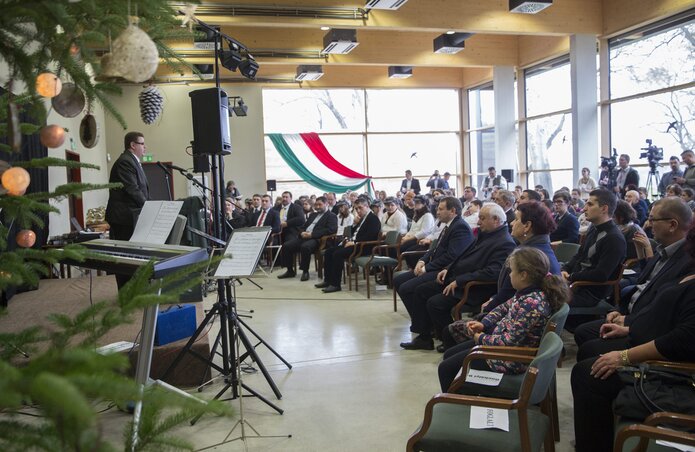 Kertész Péter ügyvezető igazgató beszédet mond az Ópusztaszeri Nemzeti Történeti Emlékpark Magyarok karácsonya című rendezvényén (Fotó: MTI)