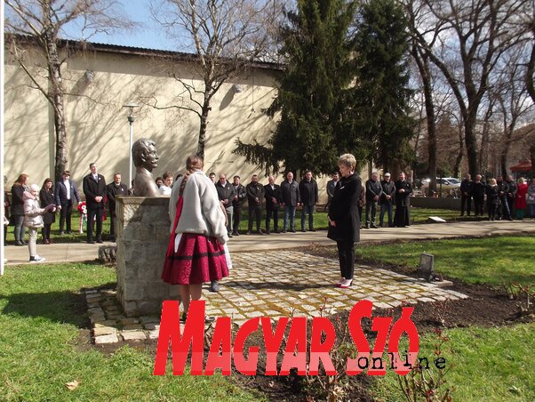 Kovács Elvira, a VMSZ alelnökeke is lerótta kegyeletét (Vidács Hajnalka felvétele)