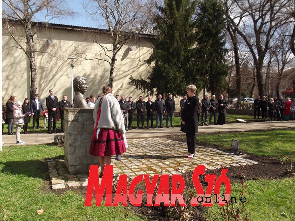 Kovács Elvira, a VMSZ alelnökeke is lerótta kegyeletét (Vidács Hajnalka felvétele) Kovács Elvira, a VMSZ alelnökeke is lerótta kegyeletét (Vidács Hajnalka felvétele)