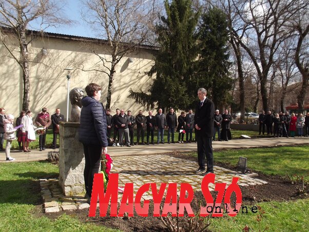 Dr. Nagy Dániel, Magyarország Szabadkai Főkonzulátusának konzulja elhelyezte az emlékezés virágait (Vidács Hajnalka felvétele) Dr. Nagy Dániel, Magyarország Szabadkai Főkonzulátusának konzulja elhelyezte az emlékezés virágait (Vidács Hajnalka felvétele)