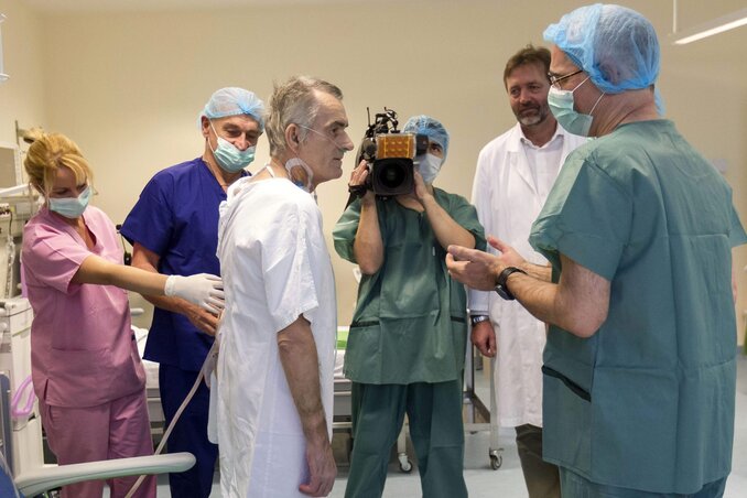 Stumpf Tibor, a tüdőtranszplantáción átesett beteg Balog Zoltán miniszterrel beszélget (Fotó: MTI)