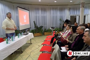 Varga Tamás ismertetőt mond a tanácskozás résztvevőinek (Szögi Csaba felvétele)