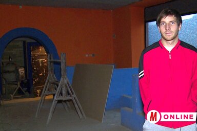 Szokola Péter a felújítás alatt álló épületben (Máriás Endre felvétele)