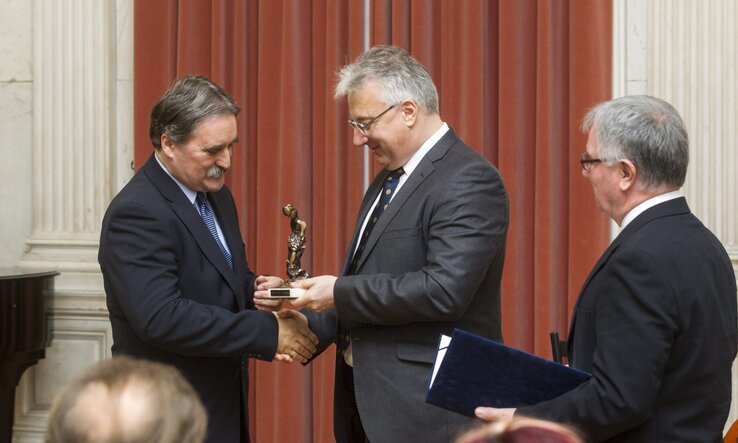 Semjén Zsolt átadja a díjat Bárdos Gyulának. Mellettük Dobos Menyhért (Fotó: MTI)