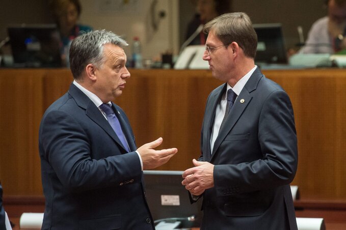 Orbán Viktor a legutóbbi, december 17-ei EU-csúcson Miro Cerar szlovén miniszterelnökkel beszélget (Fotó: MTI)