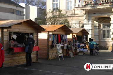 A Téli fesztivál idején kézművesek kínálják portékáikat (Fotó: Fehér Rózsa)