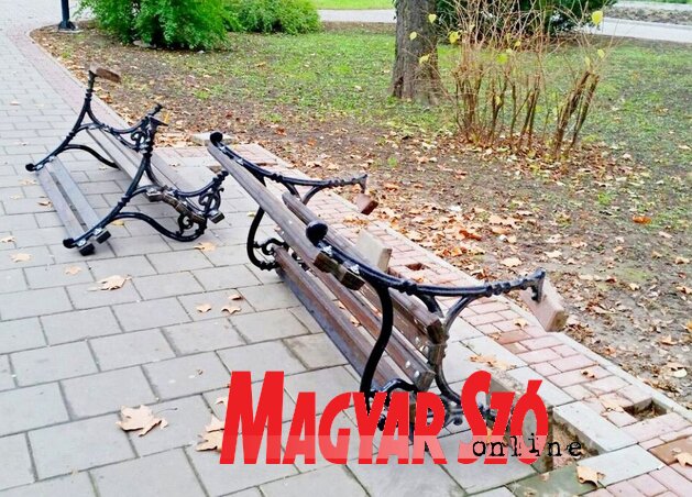 Alapzatukból tépték ki a padokat (Fotó: Fekete J. József)