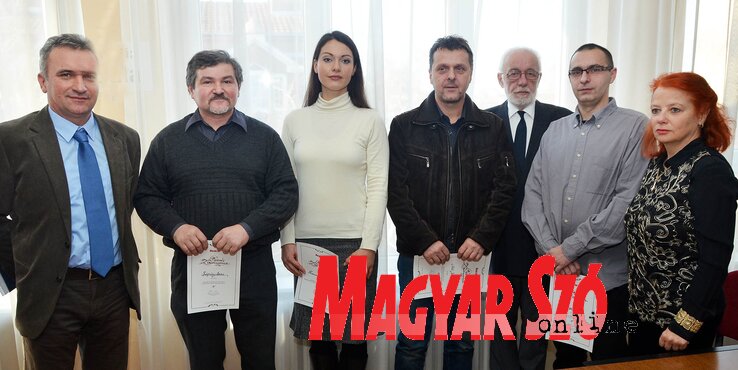 Az idén az Életműdíjat a négy évtizede velünk dolgozó Csordás Árpád sportújságíró kapta, az Év Újságírója címet Sáfrány Attila érdemelte ki. Az Év Feltörekvő Újságírója Díj Pesevszki Evelynhez került. A Forum nyomda odaadó munkásságáért elismerésben részesítette Milić Jovica nyomdatechnikust, az idén a nyomda Kiemelkedő Tehetség Díjat Szabó Attila, az ofszetosztály fiatal dolgozója kapta. Felvételünkön a díjazottak a főszerkesztő társaságában (Ótos András felvétele)