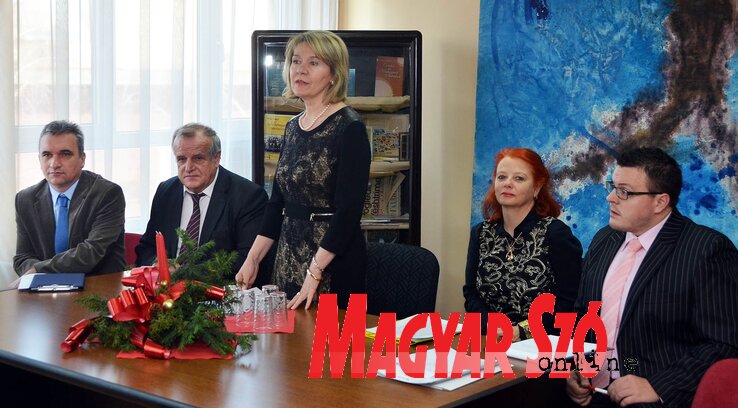 Az igazgatónő ünnepi beszédét mondja (Ótos András felvétele)