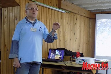 Dr. Rózsa Péter előadást tart a körtepálinka készítéséről (Szögi Csaba felvétele)