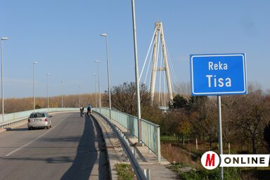 Az adai függőhíd építésénél állítólag visszaélések történtek (Csincsik Zsolt felvétele)