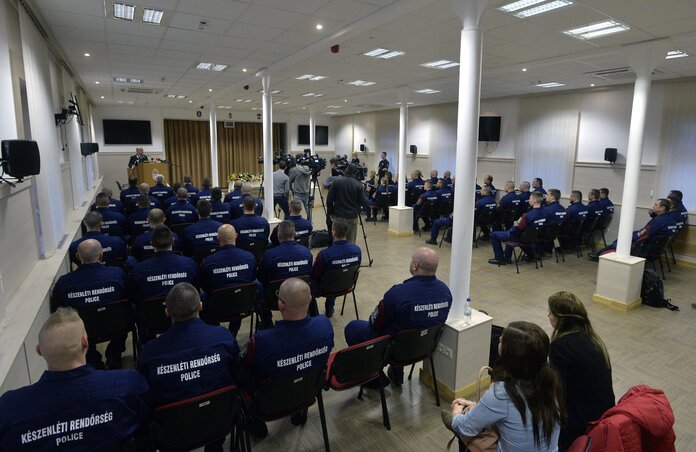 Papp Károly rendőr altábornagy, országos rendőrfőkapitány beszédet mond a Szlovéniába induló második magyar rendőrkontingens tagjainak búcsúztatásán Budapesten, a Készenléti Rendőrség Kerepesi úti objektumában (MTI Fotó: Máthé Zoltán)