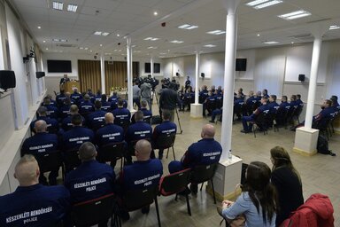 Papp Károly rendőr altábornagy, országos rendőrfőkapitány beszédet mond a Szlovéniába induló második magyar rendőrkontingens tagjainak búcsúztatásán Budapesten, a Készenléti Rendőrség Kerepesi úti objektumában (MTI Fotó: Máthé Zoltán)