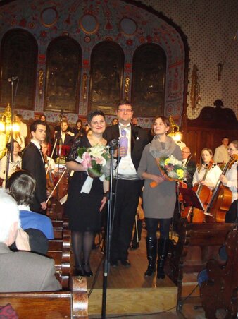 Előtérben: Csikós Krisztina, Paskó Csaba és Natalija Raičević (a táncosok betanítója)