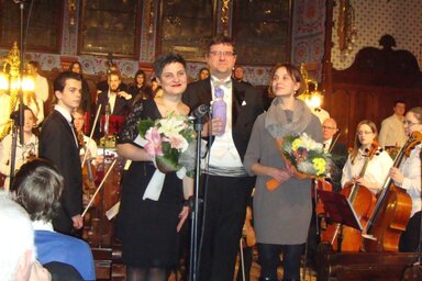 Előtérben: Csikós Krisztina, Paskó Csaba és Natalija Raičević (a táncosok betanítója)