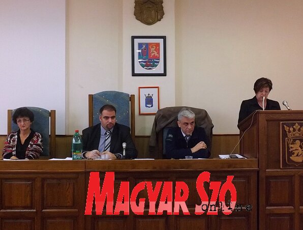Az idei és a jövő évi költségvetés kapcsán Fekete Ildikó, a topolyai önkormányzat pénzügyi osztályvezetője mondott bevezetőt (Szabó Anikó felvétele)