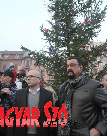 Steven Seagal és Miloš Vučević végigsétáltak a Zmaj utcán, majd a Köztársaság téren az egybegyűlt gyermekekkel együtt karácsonyfát díszítettek (Ótos András felvétele)