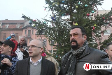 Steven Seagal és Miloš Vučević végigsétáltak a Zmaj utcán, majd a Köztársaság téren az egybegyűlt gyermekekkel együtt karácsonyfát díszítettek (Ótos András felvétele)