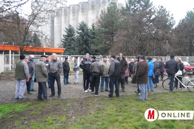 A cég egykori dolgozói, mintegy ötvenen, tegnap délben összegyűltek a vállalat parkolójában (Benedek Miklós felvétele)