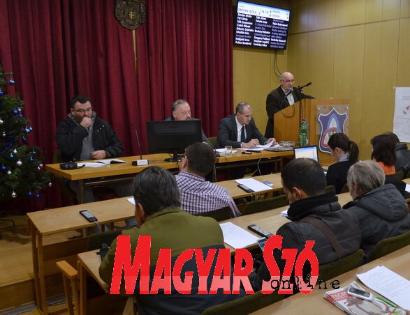 Baranyi Szilárd ismerteti a képviselőkkel a 2016-os költségvetést (Lakatos János felvétele)