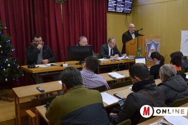 Baranyi Szilárd ismerteti a képviselőkkel a 2016-os költségvetést (Lakatos János felvétele)