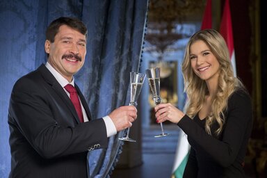 Áder János köztársasági elnök és Weisz Fanni jeltolmács, siket esélyegyenlőségi aktivista (Fotó: MTI)