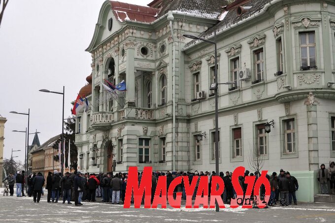 A városháza előtt kívántak egymásnak boldog új évet az öntők (Fotó: Kecskés István)