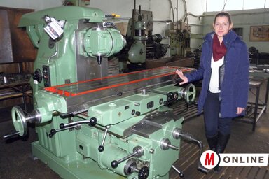 Gilice Hilda iskolaigazgató az egyik felújított marógépet mutatja (Csincsik Zsolt felvétele)