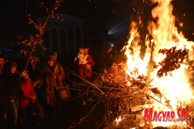 A meleget és fényességet árasztó tüzet mindenki kötelességének érzi táplálni (Molnár Edvárd felvétele)