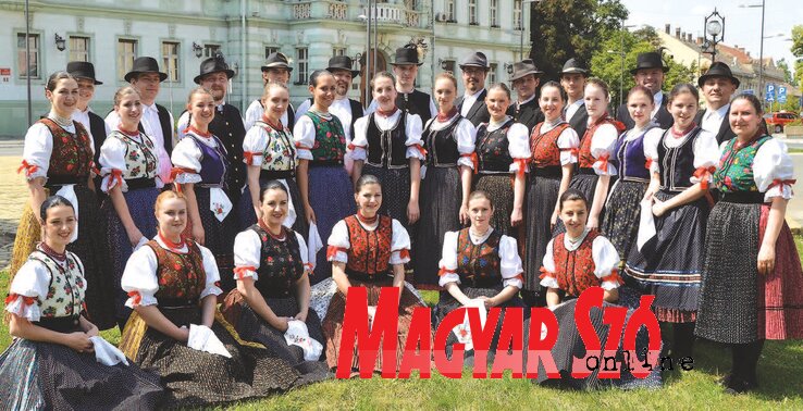 A Cirkalom táncegyüttes a Gyöngyösbokrétán (Ótos András felvétele) A Cirkalom táncegyüttes a Gyöngyösbokrétán (Ótos András felvétele)