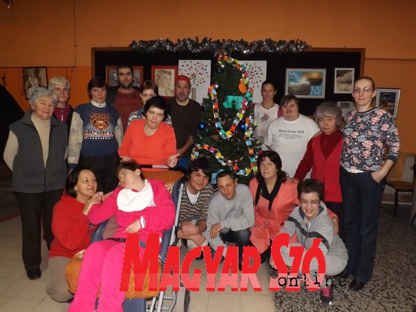 Karácsonyra várva – A december 17-ei ünnepi összejövetelen készült csoportkép (Szabó Anikó felvétele)