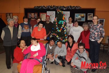 Karácsonyra várva – A december 17-ei ünnepi összejövetelen készült csoportkép (Szabó Anikó felvétele)