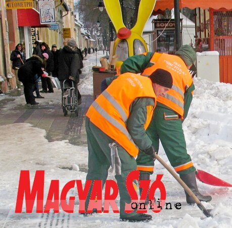 Bevetésen a „kis téli szolgálat” a városközpontban (Fotó: Fekete J. József)
