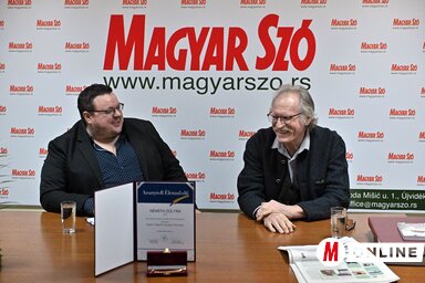 Máriás Endre, lapunk főszerkesztő-helyettese beszélget Németh Zoltánnal (Fotó: Ótos András felvétele)